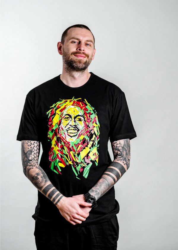 Tricou Bob Marley, confectionat 90% manual, din bumbac 100%, de catre brandul romanesc SkullWear. Vibrant, colorat, contrastant, plin de vitalitate.